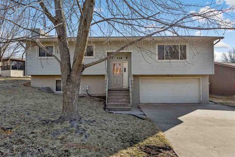 Photo of 116 Oberlin St, Iowa City, IA 52245 (MLS # 202501691)