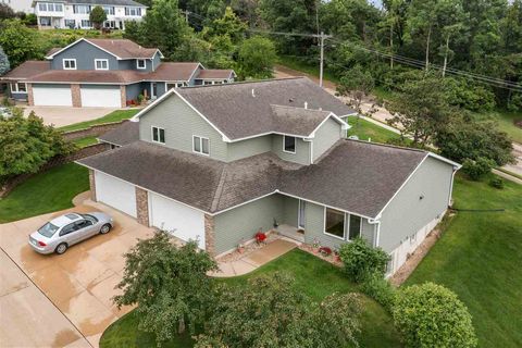 Photo of 664 J Ave NE, Cedar Rapids, IA 52402 (MLS # 202504098)