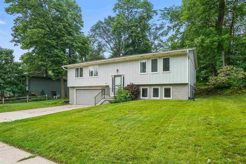 Photo of 115 N Westminster St, Iowa City, IA 52245 (MLS # 202503686)
