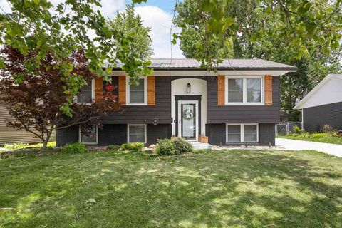 Photo of 6234 Eastview Ave SW, Cedar Rapids, IA 52404 (MLS # 202503980)