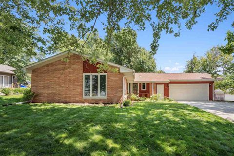 Photo of 3360 NE Circle Dr, Cedar Rapids, IA 52402 (MLS # 202505017)