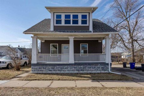 Photo of 514 9th St NW, CedarRapids, IA 52405 (MLS # 202601904)