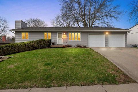 Photo of 77 Amhurst St, IowaCity, IA 52245 (MLS # 202602527)