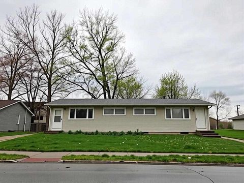 Photo of 1915-1917 Taylor Dr, IowaCity, IA 52240 (MLS # 202602619)