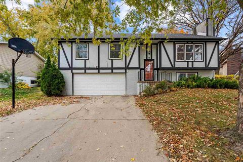 Photo of 16 Penfro Dr, IowaCity, IA 52246 (MLS # 202506878)