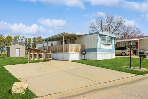 Photo of 3 Grinnell St SW, Cedar Rapids, IA 52404 (MLS # 202502454)