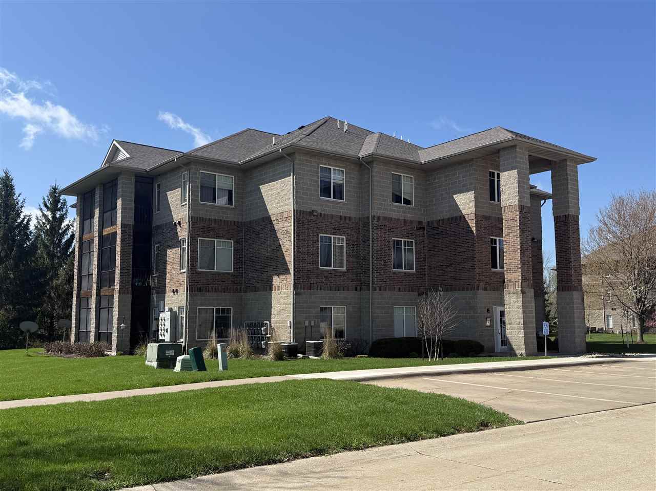 Photo 1 of 15 — 4377 Berkeley Ln, IowaCity, IA 52245