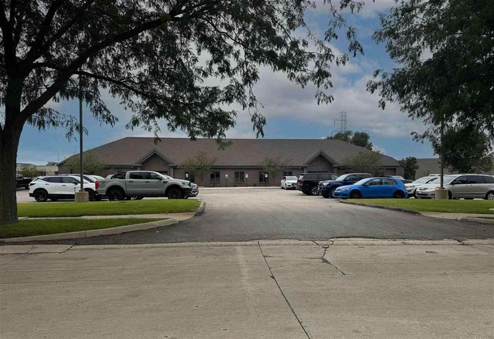 Photo 1 of 12 — 6105 Rockwell Dr NE A, CedarRapids, IA 52402