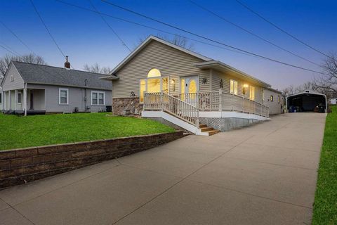 Photo of 2426 Fruitland Blvd SW, CedarRapids, IA 52404 (MLS # 202602373)