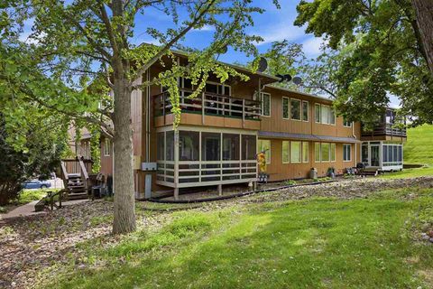 Photo of 1726 Pikes Peak Ct NE, CedarRapids, IA 52402 (MLS # 202603519)