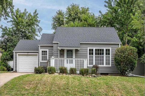 Photo of 303 Virginia Ave, IA 50315 (MLS # 202506181)