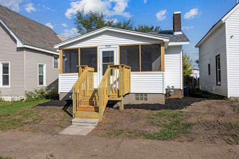 Photo of 1005 10th St SW, IA 52404 (MLS # 202506433)