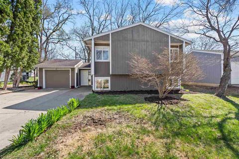 Photo of 1408 Esther St, Iowa City, IA 52245 (MLS # 202502350)