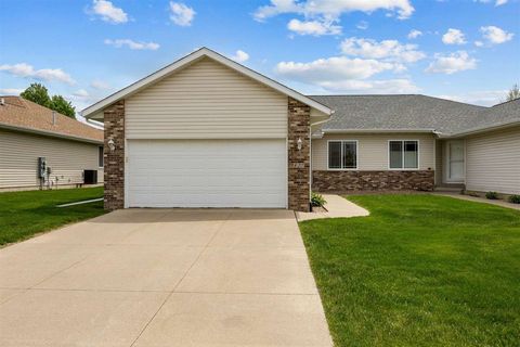 Photo of 827 Dorchester Place NE, Cedar Rapids, IA 52402 (MLS # 202503282)