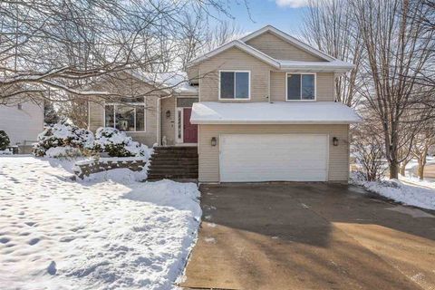 Photo of 1784 Park Ridge Dr, Coralville, IA 52241 (MLS # 202507217)