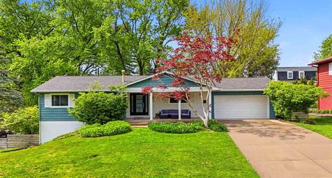 Photo of 1612 Derwen Dr, IowaCity, IA 52246 (MLS # 202602937)