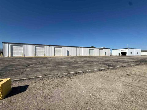 Photo of 200 35th St Bldg C&D #Bldg C&D, Marion, IA 52302 (MLS # 202602666)