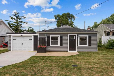 Photo of 6404 Parkview Ave, Cedar Rapids, IA 52403 (MLS # 202504236)