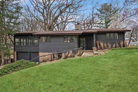 Photo of 425 Lexington Ave, Iowa City, IA 52246 (MLS # 202502431)