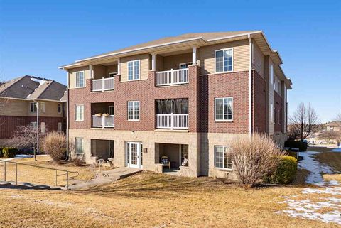 Photo of 4904 E Court St, IowaCity, IA 52245 (MLS # 202601324)