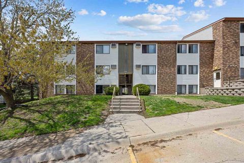 Photo of 808 Benton Dr 14 #14, Iowa City, IA 52246 (MLS # 202502764)