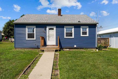 Photo of 107 Spruce St NW, IA 52209 (MLS # 202506284)