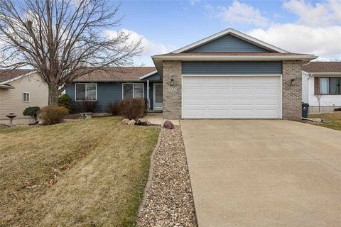 Photo of 1127 Wolf Dr, Cedar Rapids, IA 52405 (MLS # 202502042)