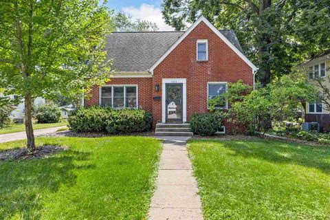 Photo of 1511 E College St, Iowa City, IA 52245 (MLS # 202502484)