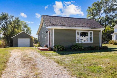 Photo of 909 E 7th St, IA 52772 (MLS # 202506363)