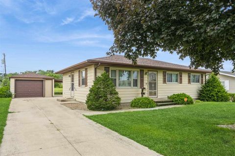 Photo of 334 32nd St NW, Cedar Rapids, IA 52405 (MLS # 202504830)