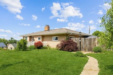 Photo of 2175 Chandler St SW, Cedar Rapids, IA 52404 (MLS # 202503917)