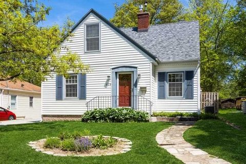 Photo of 824 Rider St, Iowa City, IA 52246 (MLS # 202503109)