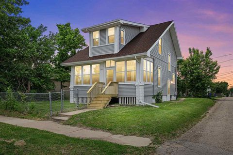 Photo of 1814 9th St, Cedar Rapids, IA 52404 (MLS # 202503600)