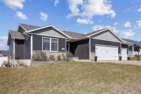 Photo of 2706 Navajo Ave SW, Cedar Rapids, IA 52404 (MLS # 202501716)