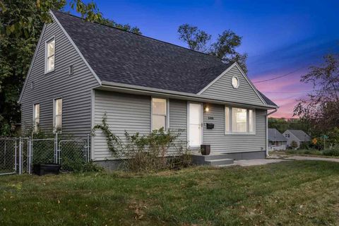 Photo of 3400 H Ave NW, Cedar Rapids, IA 52405 (MLS # 202405887)