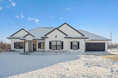 Photo of 9243 Feather Ridge Pass, CedarRapids, IA 52411 (MLS # 202507201)