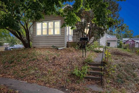 Photo of 902 Webster St, IA 52240 (MLS # 202506424)