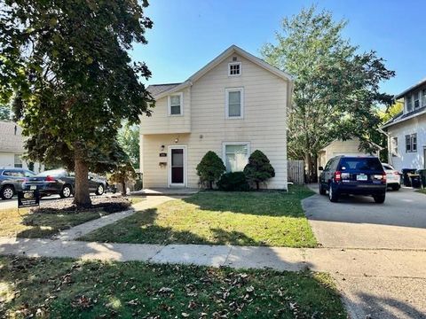 Photo of 931 S Van Buren Street, IA 52240 (MLS # 202506293)
