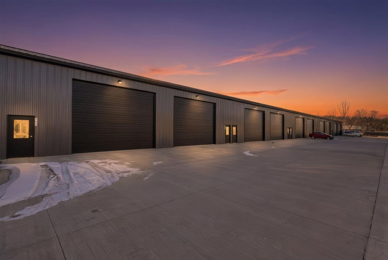 Photo 1 of 40 — 5315 Oakcrest Hill Rd 105, Hills, IA 52235
