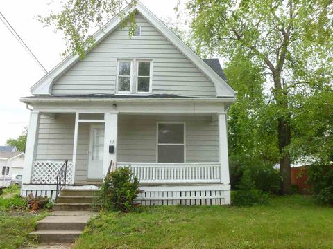 Photo of 717 SW 8th Ave, Cedar Rapids, IA 52404 (MLS # 202503394)