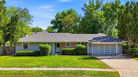 Photo of 2613 Hillside Dr, IowaCity, IA 52245 (MLS # 202603376)