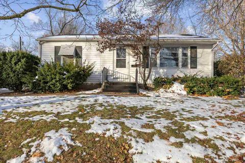 Photo of 1305 Franklin St, IowaCity, IA 52240 (MLS # 202507427)