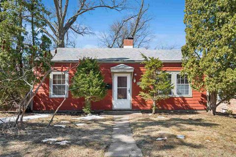 Photo of 717 S 7th Ave, IowaCity, IA 52240 (MLS # 202601915)