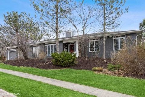 Photo of 918 Bluffwood Dr, Iowa City, IA 52245 (MLS # 202502056)