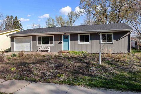 Photo of 3216 Shamrock Dr, Iowa City, IA 52245 (MLS # 202502630)