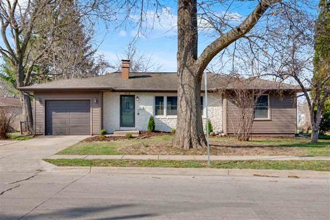 Photo of 1718 Highland Ave, IowaCity, IA 52240 (MLS # 202602158)