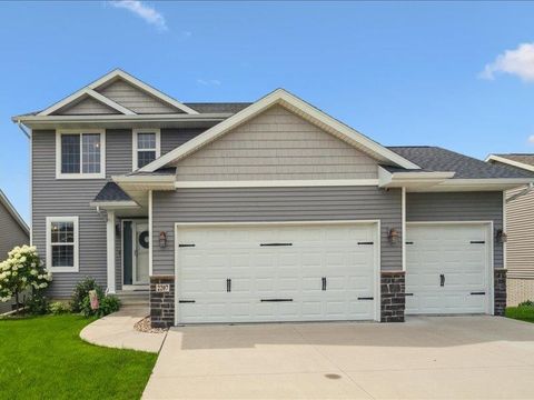 Photo of 2207 Shady Grove Rd SW, Cedar Rapids, IA 52404 (MLS # 202504834)