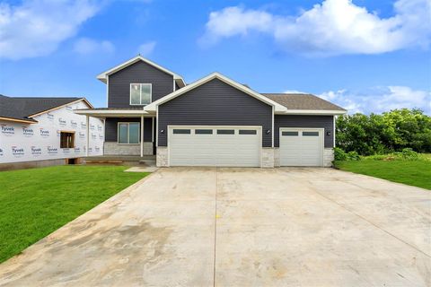 Photo of 808 Crestview Dr, Solon, IA 52333 (MLS # 202504209)