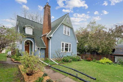 Photo of 1813 B St, Iowa City, IA 52245 (MLS # 202502946)