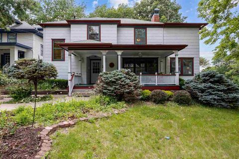 Photo of 2 Bella Vista Pl, Iowa City, IA 52245 (MLS # 202503838)